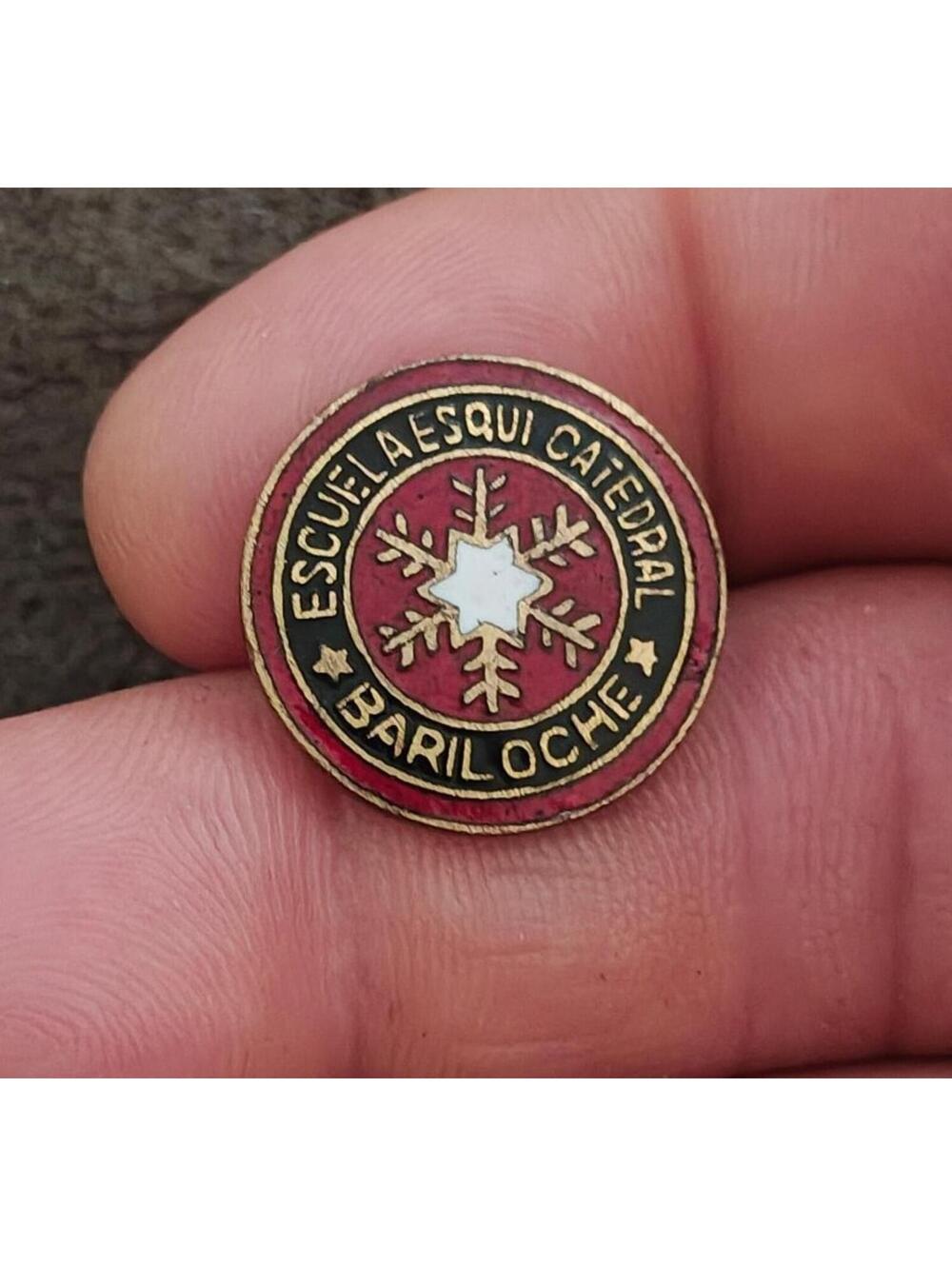 1970s/80s Escuela Esquí Catedral (Catedral Ski School Brass Enamel Pin
